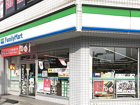 ファミリーマート 東山公園駅前店■「あなたとコンビに」ファミリーマート。24時間営業のコンビニは生活環境に欠かせません♪Tカードなどがご利用いただけます！ 370m