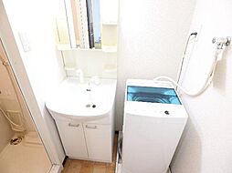 ゆったりとスペースのある洗面所