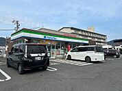 ファミリーマートはとや新町店 186m