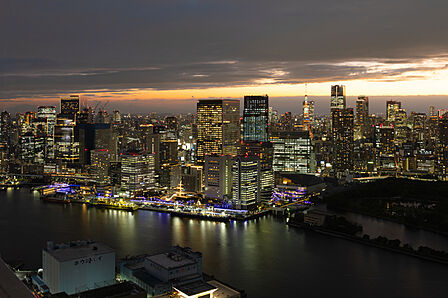 56階から西側に東京タワーを望む景色は、日々の疲れを癒やしてくれる特別なものです。