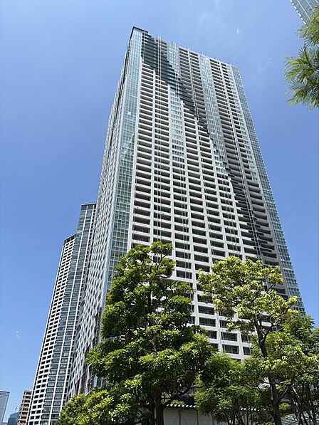 南東側からのミッドタワ―外観
