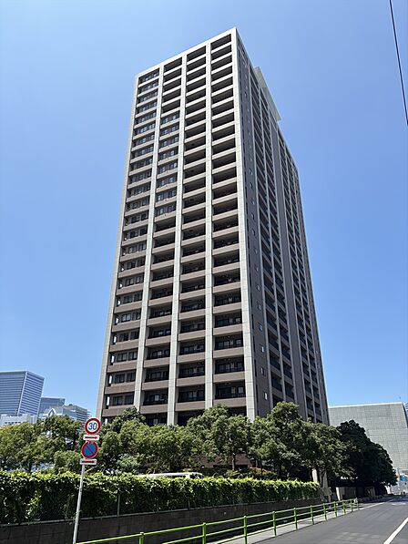 隣接建物がない敷地に建つ26階建マンション