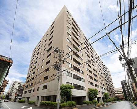 角地に立地する「サンクタス築地」。築地エリアの中でも閑静な場所に所在しています。