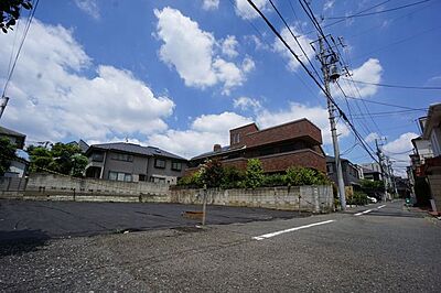 外観：このエリアは敷地に余裕がある豪邸が多い気品のある街並み。ここに住むことは一種のステイタスと言えます。