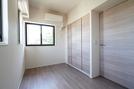 2方向から光が入る明るい洋室。外からの目線が気にならず、リラックスできるお部屋です。