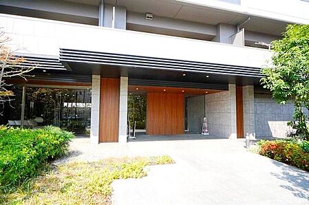 大規模マンションならではの広々としたエントランスです。