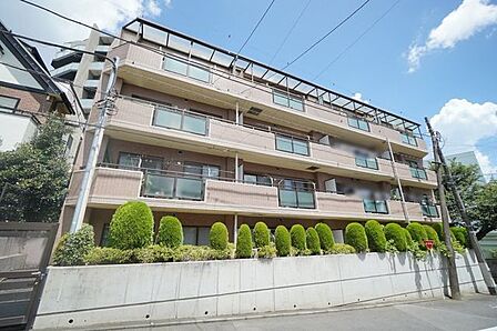 この物件は地上4階地下1階建ての3階部分にお部屋はございます。総戸数16戸のマンションです。
