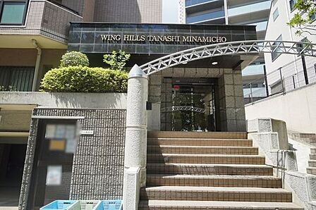 すれ違う居住者の方々と明るい挨拶が出来そうなエントランスですね!