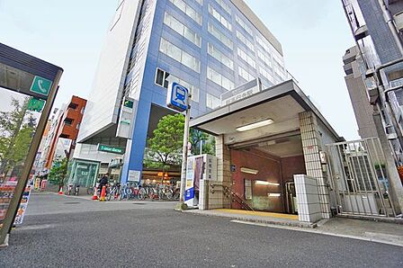 新高円寺駅(東京メトロ 丸ノ内線) 徒歩3分。高円寺周辺には活気ある商店街が多いのがポイント。駅を出て北側にはカフェや古着店が多いルック商店街がございます。その先にはアーケードのかかったパル商店街が…