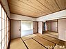 和室：8帖和室。バルコニーに面したお部屋で障子からの優しい光りが心を落ち着かせてくれます。6帖和室と続き間となっているため、多目的にお使いいただけます。