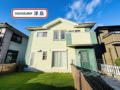 外観:神島田小学校・暁中学校エリアに建つ、2007年2月築の2LDK中古一戸建てです。63坪の広々とした敷地には駐車4台と南庭を確保。緑と白のツートンの外観が目を惹く外観です。 外観:神島田小学校・暁中学校エリアに建つ、2007年2月築の2LDK中古一戸建てです。63坪の広々とした敷地には駐車4台と南庭を確保。緑と白のツートンの外観が目を惹く外観です。