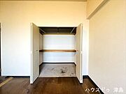 7.7帖洋室ウォークインクローゼット。枕棚+ハンガーパイプ付き。成長と共に荷物が増えても安心の広さ。