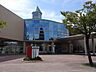 周辺：愛西市中央図書館【開館時間】9時～18時　　図書館ではおはなし会などを通じておはなしの楽しさを伝え、本への興味を引き出せるよう様々な取り組みを行っています。 1470m