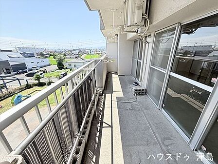 横幅があるので家族分の洗濯物もしっかり干していただけます。上部と柵側に物干し金具が設置されています。こんな天気のいい日はお布団を干して、夜は気持ちよくフカフカのお布団でおやすみいただけそうです。