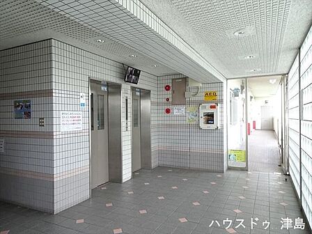 14階建てマンションのためエレベーターが設置されています。買い物後の荷物を運ぶ際にはとても助かります。忙しい時間帯も二基あり安心です。