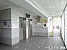 その他：14階建てマンションのためエレベーターが設置されています。買い物後の荷物を運ぶ際にはとても助かります。忙しい時間帯も二基あり安心です。