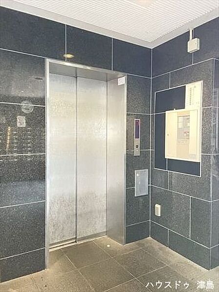 9階建てマンションのためエレベーターが設置されています。買い物後の荷物を運ぶ際にはとても助かります。