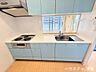キッチン：浄水機能付きの水栓・スライド収納など便利な設備を搭載した使いやすいキッチン。三口ガスコンロとグリルを備え、複数調理が同時にでき料理がスムーズ。※実際の写真から生活用品を消す加工をしています。