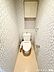 トイレ：温水洗浄付トイレは冬場の冷たい便座を暖めてくれます。トイレの後ろには棚があるので季節のお花やかわいい置物を置いてもいいですね。収納ボックスがあるので、トイレ用品を入れておけて便利です。