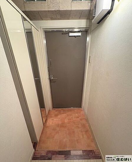 【毎日の身だしなみチェック】玄関には便利な姿見付きのシューズボックスを完備。テラコッタ調のフロアタイルが温かみのある空間を演出してお客様を優しく迎えます。スッキリとした印象の機能的な玄関です。