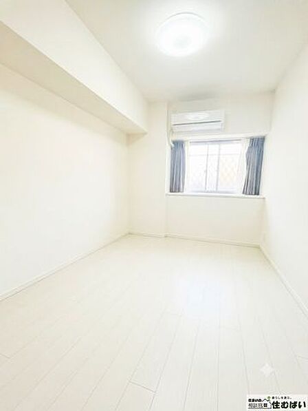 洋室6帖清潔感あふれる洋室になります。こちらの洋室にはウォークインクローゼットがついております!