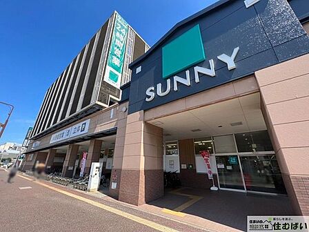 サニー吉塚駅前店 徒歩12分。生活に必要な食品や消耗品がそろうスーパーが近くにあると生活の利便性も高まりますね♪ 900m