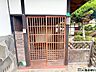 玄関：和風な引き戸の玄関。右手には庭が見渡せて入口から落ち着いた雰囲気を感じられますぅ。