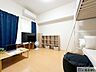 子供部屋：ロフトベッドや収納棚を置いてもゆとりのある明るく開放的な洋室です。勉強机やテレビ台を配置しても十分なスペースがあり、お子様のお部屋や趣味を楽しむプライベート空間として快適にお使いいただけます！