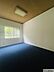 室内：ネイビーのアクセントクロスでゆったりとくつろげる落ち着いた住空間に。大きく開放的な窓からは清々しい朝日と優しい月明かりが降り注ぎます♪