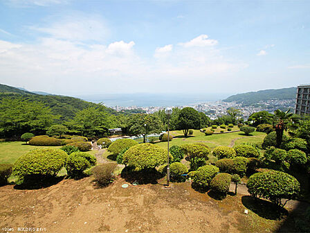 中庭より相模湾を望む