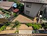 外観：2階の高さから、敷地内の庭部分と、南ひな壇の様子。前面の建物と距離が離れているため、圧迫感のない空間を確保しています。