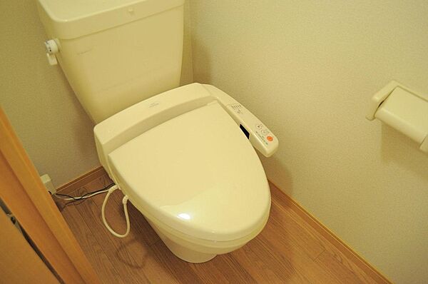 画像8:温水洗浄付きトイレ