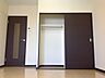 リビング/ダイニング：1F居間、収納クローゼット付き