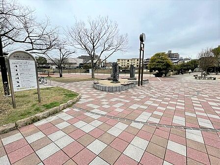 野間大池公園池の周りを一周できるウォーキングコースや遊具で遊べる公園広場があります。 110m