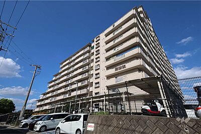 外観：シャルマンコーポ伊丹の外観（南東側から）見晴らしのいい部屋室内リフォーム履歴多数あり田畑が点在する自然豊かな町6階部分/13階建