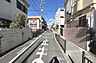 外観：物件の西側前面道路（南側から）周辺は一戸建てと集合住宅が混在する住宅地。西側を阪急伊丹線が走っています。近くにある『平松公園』はグランドの他、長い藤棚の下にベンチを設けた幅広い年代に人気の公園
