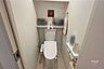 トイレ：〜トイレ〜トイレ上部にはちょっとした棚がございますので、ディフューザーやトイレットペーパーなど収納することができますので便利になっております。［2025年12月14日撮影］