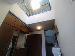 玄関ホールは吹き抜けがあります。