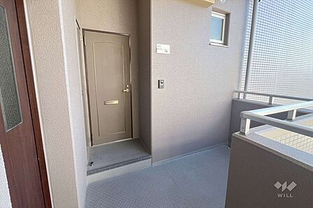 物件の玄関・阪急「伊丹駅」徒歩11分！・JR「伊丹駅」徒歩11分！・生活施設が近隣に揃う便利な立地！・最上階！・南向きで採光良好！・ルーフバルコニー付き！［2025年12月6日撮影］