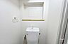 トイレ：～収納～トイレの後ろの棚部分にトイレットペーパーやディフューザーなどを保管しておくことができます。［2026年3月3日撮影］