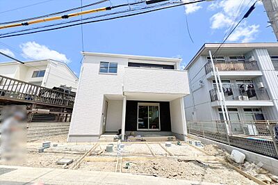 外観：～物件の外観（南側から）～・敷地面積約37坪！・車2台駐車可能！・南付け道路で日当たり良好の新築戸建！・3か所にWICのあるプラン！［2026年5月29日撮影］