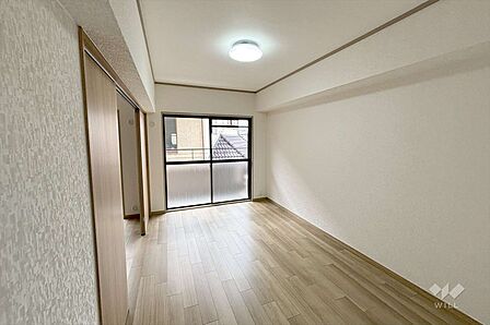 ～LDK～約14帖あります。窓から差し込む光がお部屋の雰囲気を明るくします。ソファーやダイニングテーブルを置いて家族の憩いの場としてゆっくり過ごすことができます。［2026年3月30日撮影］
