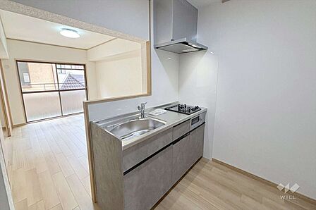 キッチンオープンキッチンとなっているため、キッチンからリビングを見渡すことができます。視覚的にも広い空間を確保出来ております。料理中にお子様の様子を見る事が可能です［2026年3月30日撮影］
