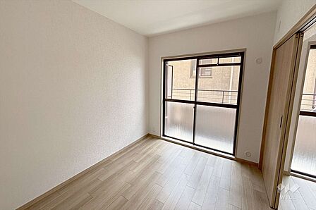 南側洋室約6帖LDKと続き間になっており、より一層広さを感じるLDKにすることも可能です！お子様のお遊びスペースやお昼寝スペースとしても、客間としても重宝しそうです［2026年3月30日撮影］