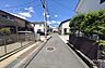 外観：～物件の北側前面道路（東側から）～・駅からバス乗車約16分・徒歩2分！・敷地面積約71坪！・接道間口約13.2m！・車5台以上駐車可！（車種による）［2026年5月9日撮影］