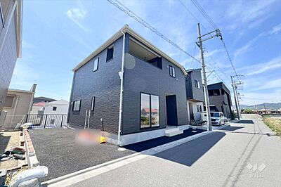 外観：～物件の外観（南東側から）～・駅からバス乗車約13分・徒歩8分！・敷地面積約32坪！・接道間口約10.4m！・ルーフバルコニー付き！［2026年6月4日撮影］