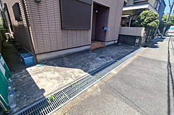 駐車一台可能!自転車等を置くスペースもあります。
