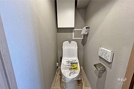 ～トイレ～上部には収納がございますので、トイレットペーパーや洗剤などの収納ができ、便利になっております。また、洗浄便座もついておりますので、清潔を保てます！［2026年8月15日撮影］