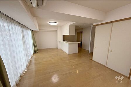 LDK約17.3帖あります。窓から差し込む光がお部屋の雰囲気を明るくします。ソファーやダイニングテーブルを置いて家族の憩いの場としてゆっくり過ごすことができます。［2026年8月30日撮影］