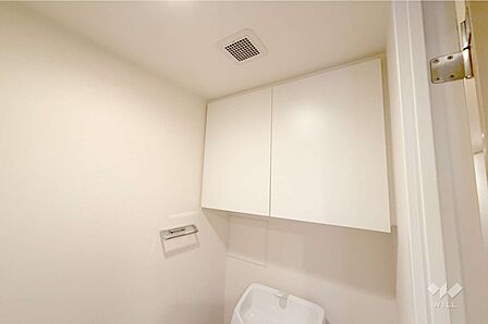 ～収納～トイレ上部には収納があり掃除用具やトイレットペーパーなどの消耗品を隠してスッキリと収納できるので、生活感を隠せるので便利になっております。［2026年8月30日撮影］